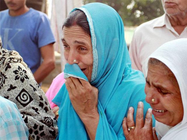 Relatives of Mara Ram, who was killed in Pakistani shelling, mourn during his funeral at Rangoor camp in Ramgarh sector on Wednesday.(PTI Photo)
