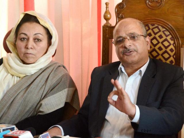 Chairman of Jammu and Kashmir State Board of School Education Zahoor Ahmad Chatt addressing a press conference regarding the reduction of 50% syllabus in annual examinations.(PTI Photo)