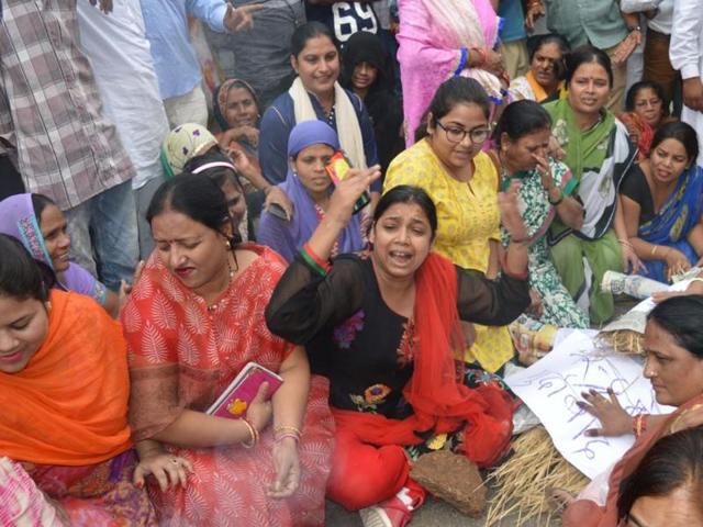 Congress workers burn an effigy of Prime Minister Narendra Modi in Gwalior on Thursday.(HT Photo)