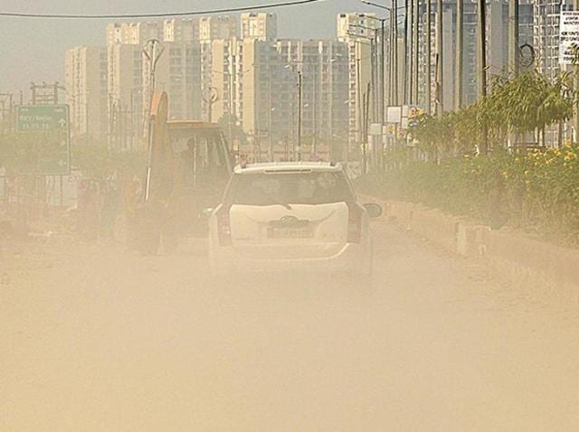 Due to multiple construction activities, air quality is extremely hazardous in Noida. (Burhaan Kinu/HT File Photo) Due to multiple construction activities, air quality is extremely hazardous in Noida. (Burhaan Kinu/HT File Photo)