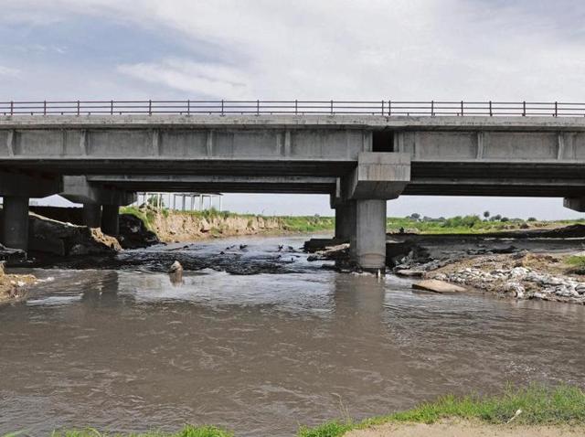 The widened portion of the bridge was to be opened in August, but that didn’t happen. (Sunil Ghosh/HT File Photo) The widened portion of the bridge was to be opened in August, but that didn’t happen. (Sunil Ghosh/HT File Photo)