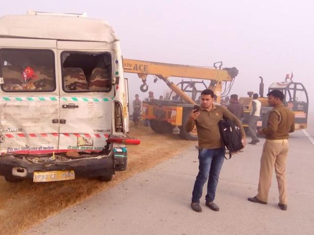 Smog led to a pileup of 20 vehicles on the Yamuna Expressway near Mathura on Thursday morning, injuring 12 people. (Sanjeev Gautam/HT Photo) Smog led to a pileup of 20 vehicles on the Yamuna Expressway near Mathura on Thursday morning, injuring 12 people. (Sanjeev Gautam/HT Photo)