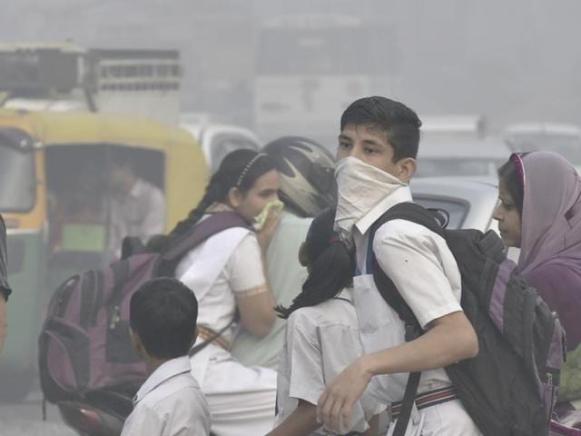 School children cover their face with handkerchiefs as smog continues to cover the skyline in New Delhi for the third consecutive day on Friday.(Raj K Raj/HT Photo) School children cover their face with handkerchiefs as smog continues to cover the skyline in New Delhi for the third consecutive day on Friday.(Raj K Raj/HT Photo)