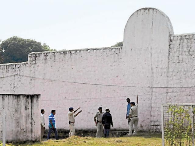 Investigating officers inspecting the spot from where the 8 alleged SIMI activists escaped after climbing the 28-feet wall with the help of bedsheets early on Monday morning.(Mujeeb Faruqui/HT PHOTO)