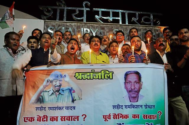 Congress leaders organise a candle march in Bhopal on Thursday to pay tribute to slain jail warder Ramshankar Yadav and Ram Kishan Grewal who killed self over OROP issue. (Mujeeb Faruqui/HT photo) Congress leaders organise a candle march in Bhopal on Thursday to pay tribute to slain jail warder Ramshankar Yadav and Ram Kishan Grewal who killed self over OROP issue. (Mujeeb Faruqui/HT photo)