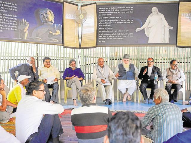 Activists, NGO workers, lawyers and writers discuss the recent encounter of eight SIMI operatives, in Bhopal on Thursday. (Mujeeb Faruqui/HT photo) Activists, NGO workers, lawyers and writers discuss the recent encounter of eight SIMI operatives, in Bhopal on Thursday. (Mujeeb Faruqui/HT photo)