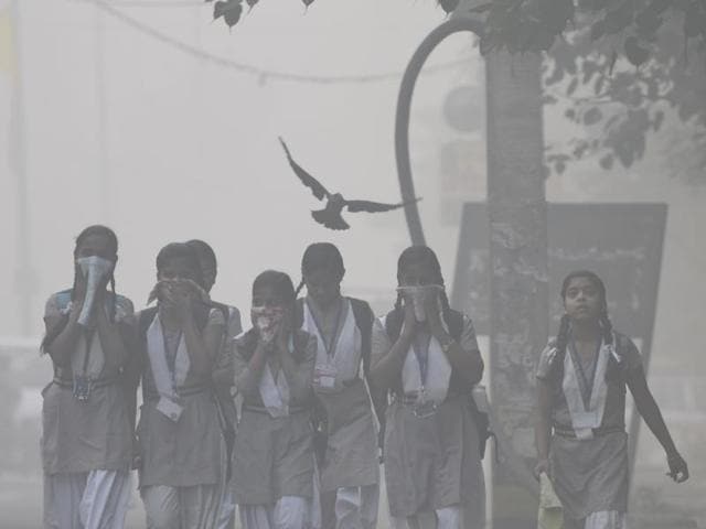 Children on their way to school on a smoggy morning, in New Delhi.(Sushil Kumar/HT Photo)