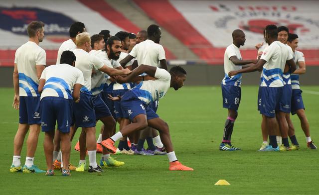 Kerala Blasters FC players during a practice session at the Jawaharlal Nehru Stadium in New Delhi on Thursday. The visiting team ventured out to train for the first time, braving the smog after getting clearance from the team doctor. Delhi Dynamos, the hosts, have been avoiding training out in the open. (Virendra Singh Gosain/HT PHOTO) Kerala Blasters FC players during a practice session at the Jawaharlal Nehru Stadium in New Delhi on Thursday. The visiting team ventured out to train for the first time, braving the smog after getting clearance from the team doctor. Delhi Dynamos, the hosts, have been avoiding training out in the open. (Virendra Singh Gosain/HT PHOTO)
