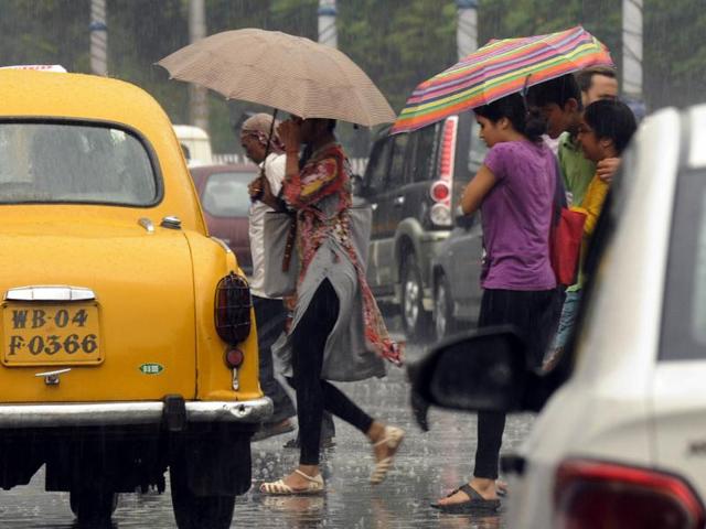 In Kolkata, heavy rain resulted in water-logging on most of the important roads in Kolkata, causing massive traffic jams on Syed Amir Ali Avenue, AJC Bose Road, Anwar Shah Road, Elgin Road, Sarat Bose Road and Ballygunge Circular Road, among others. (HT Photo/Subhendu Ghosh) In Kolkata, heavy rain resulted in water-logging on most of the important roads in Kolkata, causing massive traffic jams on Syed Amir Ali Avenue, AJC Bose Road, Anwar Shah Road, Elgin Road, Sarat Bose Road and Ballygunge Circular Road, among others. (HT Photo/Subhendu Ghosh)