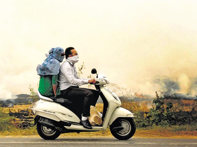 People are queuing up outside stores to buy masks and purifiers to safeguard themselves from the ill-effects of alarming levels of air pollution.(HT File)