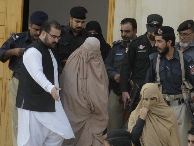 Policemen escort Sharbat Gula (C, in burqa), the green-eyed Afghan woman who became a symbol of her country's wars 30 years ago when her photo as a girl appeared on the cover of National Geographic magazine, as she arrives at a court in Peshawar, Pakistan. (Reuters Photo) Policemen escort Sharbat Gula (C, in burqa), the green-eyed Afghan woman who became a symbol of her country's wars 30 years ago when her photo as a girl appeared on the cover of National Geographic magazine, as she arrives at a court in Peshawar, Pakistan. (Reuters Photo)