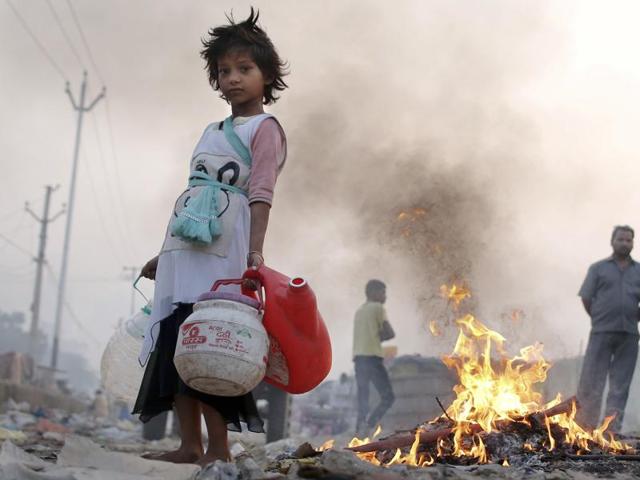 A family burns an assortment of wood and garbage to keep warm in Anand Vihar on Friday. Winter is about here, and this is making matters worse for Delhi’s air quality. Added to this, neighbouring states are burning stubble, throwing up more pollution into the air. (Ravi Choudhary / HT PHOTO) A family burns an assortment of wood and garbage to keep warm in Anand Vihar on Friday. Winter is about here, and this is making matters worse for Delhi’s air quality. Added to this, neighbouring states are burning stubble, throwing up more pollution into the air. (Ravi Choudhary / HT PHOTO)