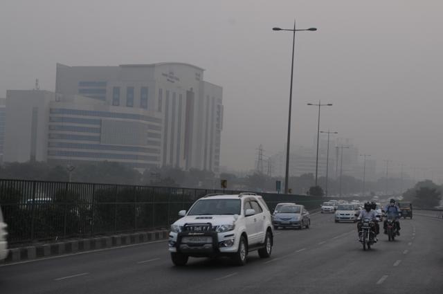 A blanket of smog over Gurgaon. (Praveen Kumar/HT Photo) A blanket of smog over Gurgaon. (Praveen Kumar/HT Photo)