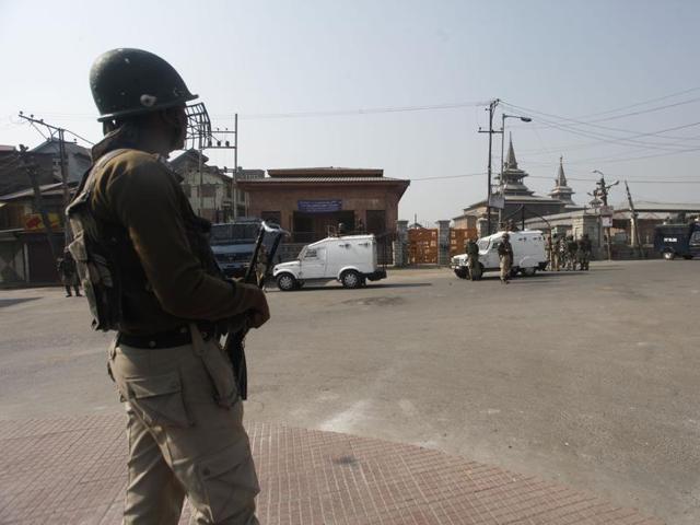 An army soldier stands guard near a check post outside Badami Bagh cantonment of the Army in Srinagar. (Waseem Andrabi/Hindustan Times) An army soldier stands guard near a check post outside Badami Bagh cantonment of the Army in Srinagar. (Waseem Andrabi/Hindustan Times)
