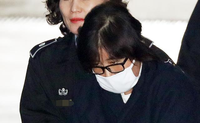 Choi Soon-Sil is escorted into the Seoul Central District Prosecutor's Office in Seoul on November 3, 2016. (AFP) Choi Soon-Sil is escorted into the Seoul Central District Prosecutor's Office in Seoul on November 3, 2016. (AFP)