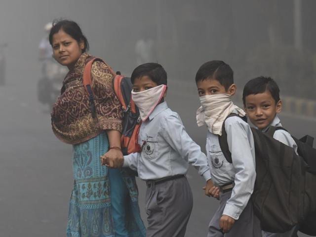 Delhi woke up to another smog-filled morning after Diwali in New Delhi on October 31, 2016. Delhi’s air is at it’s worst in 17 years.(Virendra Singh Gosain/HT Photo) Delhi woke up to another smog-filled morning after Diwali in New Delhi on October 31, 2016. Delhi’s air is at it’s worst in 17 years.(Virendra Singh Gosain/HT Photo)
