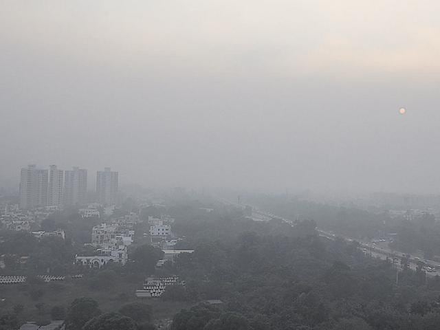 According to Haryana State Pollution Control Board data, the average concentration of PM2.5 also increased from 427.5µg/m³ on Wednesday to 803µg/m³ on Thursday.(Parveen Kumar) According to Haryana State Pollution Control Board data, the average concentration of PM2.5 also increased from 427.5µg/m³ on Wednesday to 803µg/m³ on Thursday.(Parveen Kumar)