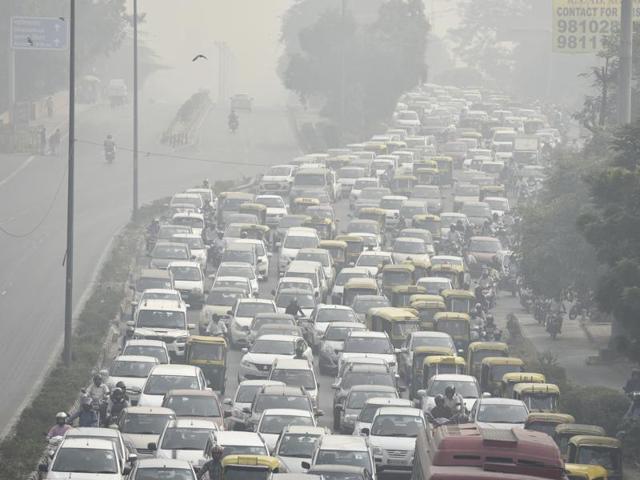 Traffic comes to a crawl under thick smog at ITO as Delhi's air quality steadily worsens, on Friday.(Raj K Raj/HT Photo)
