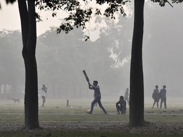 Pollution levels on November 2 were 62.7% higher than the cracker-fuelled Diwali night, forcing some schools to close. For youngsters though, no school means more play time. (Raj K Raj/HT PHOTO) Pollution levels on November 2 were 62.7% higher than the cracker-fuelled Diwali night, forcing some schools to close. For youngsters though, no school means more play time. (Raj K Raj/HT PHOTO)