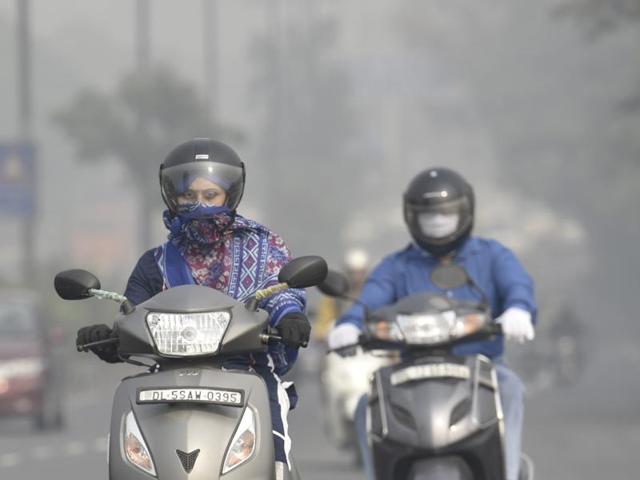 For people who commute by two-wheelers, buses, or by walk, the smog is almost inescapable. (Raj K Raj/HT PHOTO) For people who commute by two-wheelers, buses, or by walk, the smog is almost inescapable. (Raj K Raj/HT PHOTO)
