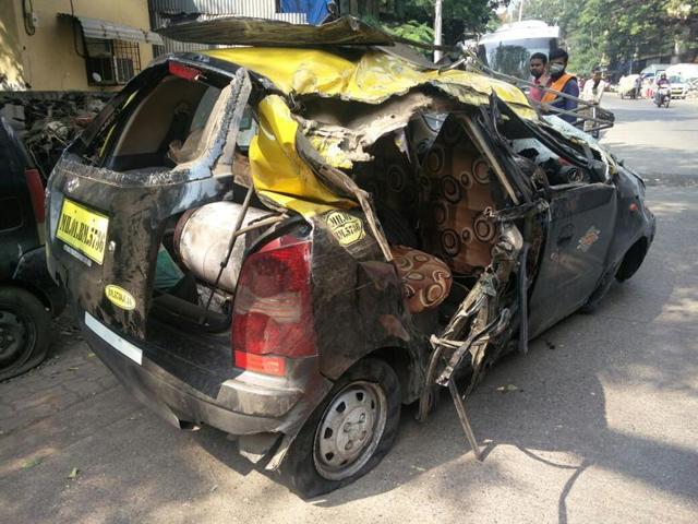 Six people died after a speeding taxi rammed into a divider on the Eastern Freeway in south Mumbai.(HT Photo)