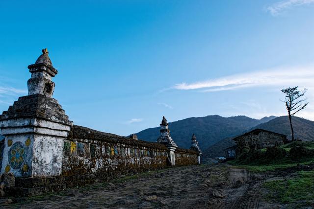 The symbolic Indo-Nepal border at Kalipokhri on the Sandakphu Trek. (Photo: Milind Tambe) The symbolic Indo-Nepal border at Kalipokhri on the Sandakphu Trek. (Photo: Milind Tambe)