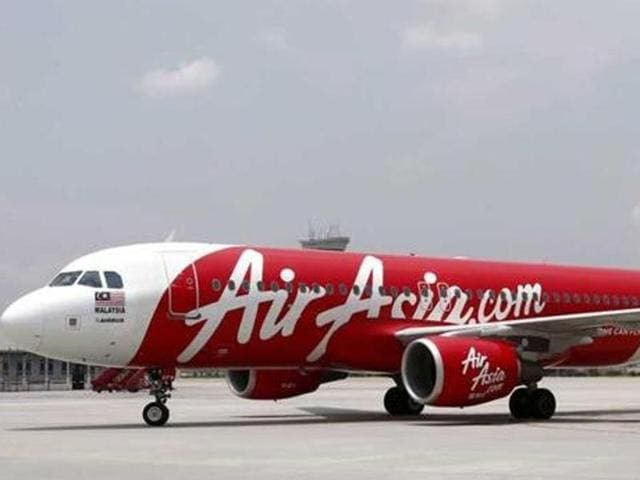 Former chief executive of AirAsia Chandilya with crew member after its test flight started from Delhi from T-3 in New Delhi, India.(Vipin Kumar / HT File Photo)