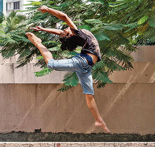 Sanpada resident Amiruddin Shah, 15, is a natural performer with a flair for ballet. His arching of the foot is so perfect that Ma’or took him under his wing after watching his first attempt. (Aalok Soni / HT Photo)