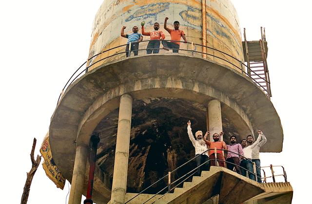 TET-pass unemployed teachers protesting atop a water tank in Jaisinghwala village near Bathinda on Friday.(Sanjeev Kumar/HT)