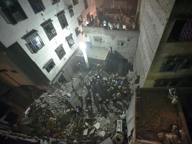 Delhi Police and rescue workers search for survivors in the debris of a collapsed building in Azad Market in New Delhi on Friday.(Ravi Choudhary/HT PHOTO)