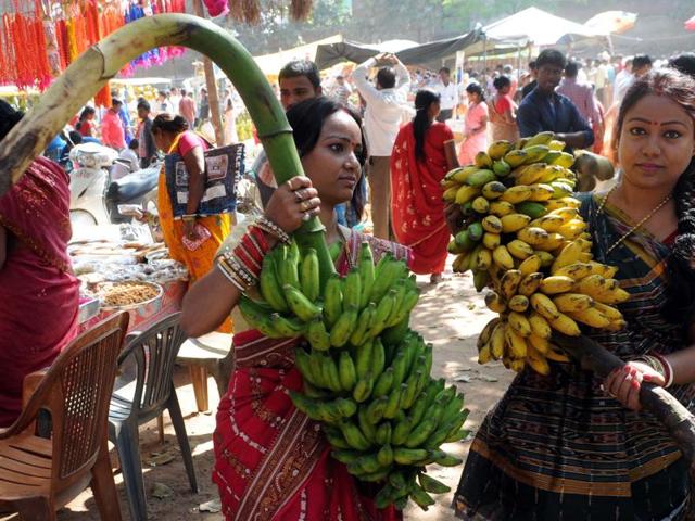 Devotees buying items to be used in the Chath rituals at a dedicated Chhath market at Zila school campus in Ranchi. (Diwakar Prasad/ HT Photo) Devotees buying items to be used in the Chath rituals at a dedicated Chhath market at Zila school campus in Ranchi. (Diwakar Prasad/ HT Photo)