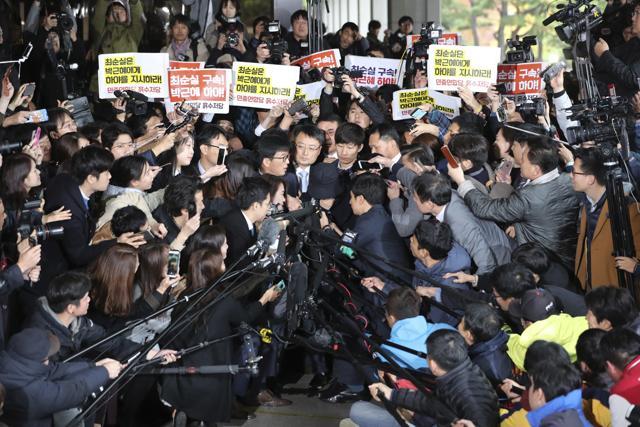 Choi Soon-sil, center wearing a hat, a cult leader's daughter with a decades-long connection to President Park Geun-hye, is questioned by media upon her arrival at the Seoul Central District Prosecutors' Office in Seoul, South Korea, Monday, Oct. 31, 2016. (AP) Choi Soon-sil, center wearing a hat, a cult leader's daughter with a decades-long connection to President Park Geun-hye, is questioned by media upon her arrival at the Seoul Central District Prosecutors' Office in Seoul, South Korea, Monday, Oct. 31, 2016. (AP)