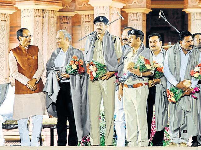 Chief minister Shivraj Singh Chouhan felicitates police officers who took part in the alleged encounter against SIMI operatives near Bhopal. (Mujeeb Faruqui/HT PHOTO) Chief minister Shivraj Singh Chouhan felicitates police officers who took part in the alleged encounter against SIMI operatives near Bhopal. (Mujeeb Faruqui/HT PHOTO)