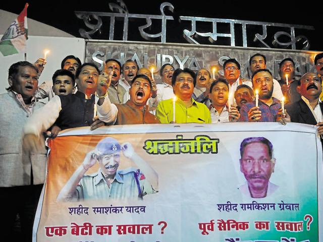Congress workers oprganised a candle march in Bhopal to pay tributes to slain guard Ramshankar Yadav.(Mujeeb Faruqui/HT file photo)