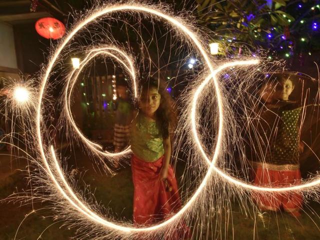 Children play with fire crackers on Chhoti Diwali in Mumbai on October 29, 2016. (Arijit Sen/HT Photo) Children play with fire crackers on Chhoti Diwali in Mumbai on October 29, 2016. (Arijit Sen/HT Photo)