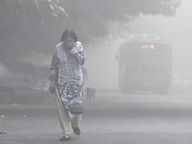 A woman covers her face as she walks amid heavy smog in Mayur Vihar in New Delhi on November 3, 2016. (Sushil Kumar/HT Photo) A woman covers her face as she walks amid heavy smog in Mayur Vihar in New Delhi on November 3, 2016. (Sushil Kumar/HT Photo)