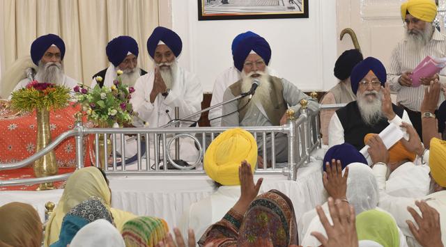 New SGPC chief Kirpal Singh Badungar addressed members during SGPC election meeting; sitting next to him on the raised platform is Akal Takht jathedar Giani Gurbachan Singh and below it is the outgoing chief Avtar Singh Makkar. (Gurpreet Singh/HT Photo)