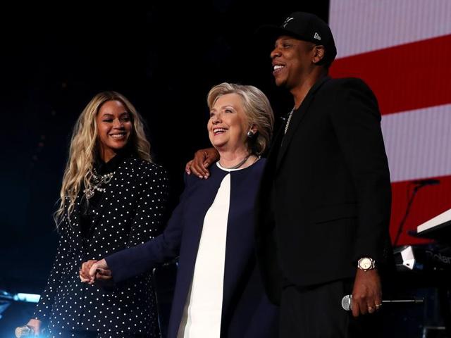Beyonce, Democratic presidential nominee former Secretary of State Hillary Clinton and Jay Z appear on stage during a Get Out The Vote concert at Wolstein Center on November 4, 2016 in Cleveland, Ohio.  (AFP) 