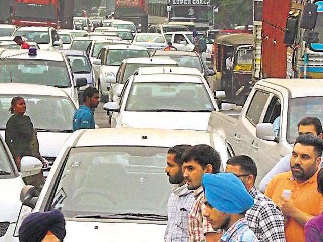 The blocked Ludhiana-Ferozepur highway; and (right) taxi drivers protesting after a cabbie was assaulted by a commuter in Ludhiana on Friday. (JS Grewal/HT Photo) The blocked Ludhiana-Ferozepur highway; and (right) taxi drivers protesting after a cabbie was assaulted by a commuter in Ludhiana on Friday. (JS Grewal/HT Photo)