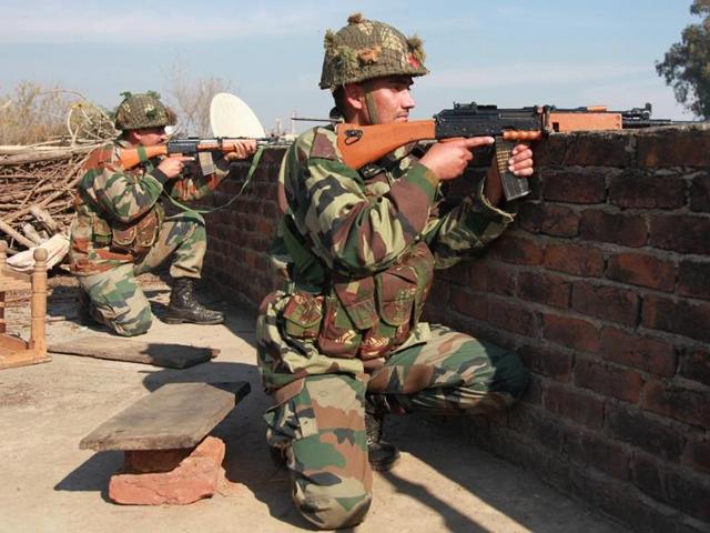 Security forces personnel cordoned off the Dubjan area in Kashmir’s Shopian district on Saturday.(AP File Photo)