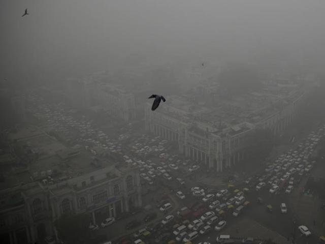 Smog engulfed the capital amidst high levels of pollution in the capital in New Delhi. (HT PHOTO) Smog engulfed the capital amidst high levels of pollution in the capital in New Delhi. (HT PHOTO)