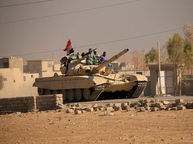 Iraqi soldiers take position during a fighting with Islamic State fighters, at the front line in the Intisar district of eastern Mosul. (REUTERS Photo)