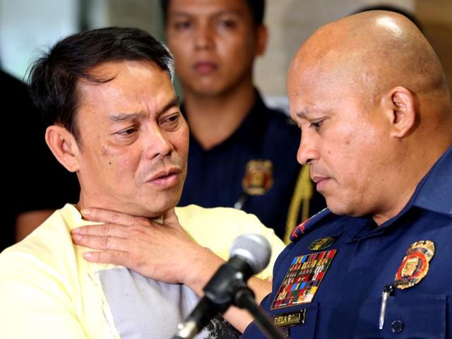 Leyte Albuera Mayor Ronaldo Espinosa (left) talks to Philippine National Police (PNP) chief Ronald dela Rosa (R) at Camp Crame in Manila. (AFP File Photo) Leyte Albuera Mayor Ronaldo Espinosa (left) talks to Philippine National Police (PNP) chief Ronald dela Rosa (R) at Camp Crame in Manila. (AFP File Photo)