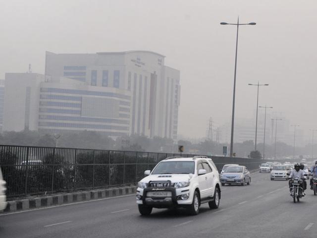 The average level of fine particulate matter (PM2.5) continued to remain almost 10 times more than the permissible limit in Gurgaon.(Parveen Kumar/HT) The average level of fine particulate matter (PM2.5) continued to remain almost 10 times more than the permissible limit in Gurgaon.(Parveen Kumar/HT)