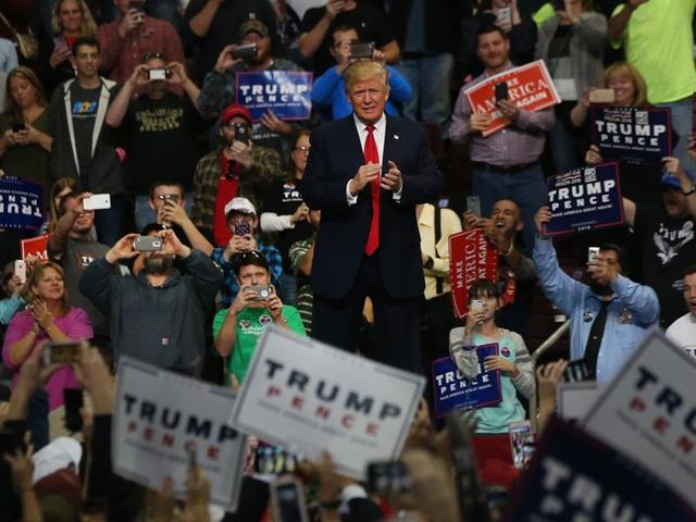 Donald Trump walks onto the stage at a rally on November 4, 2016 in Hershey, Pennsylvania.  (AFP) 