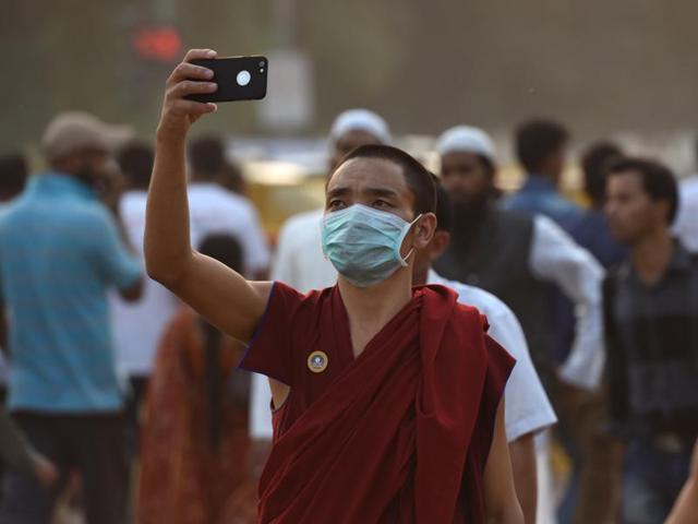 Tourists visiting Delhi wear air pollution masks to protect themselves from smog at India Gate, on October 31, 2016. (Virendra Singh Gosain/HT PHOTO) Tourists visiting Delhi wear air pollution masks to protect themselves from smog at India Gate, on October 31, 2016. (Virendra Singh Gosain/HT PHOTO)