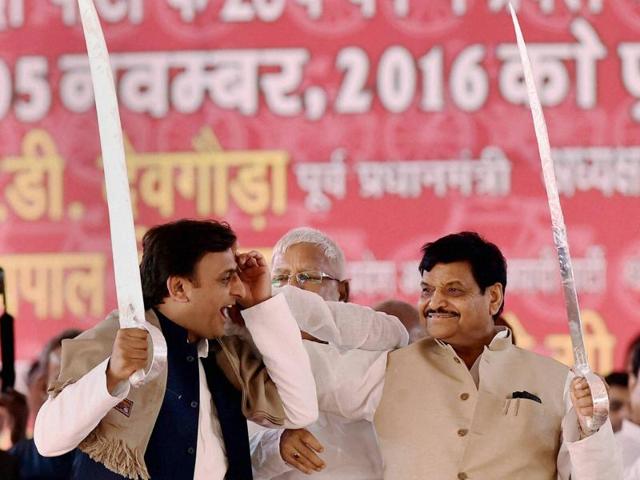 Uttar Pradesh chief minister Akhilesh Yadav with party state president Shivpal Yadav and RJD chief Lalu Prasad in Lucknow on Saturday.(PTI Photo)