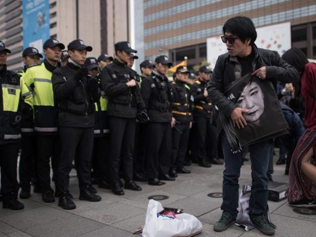 A group of artists clash with police during an anti-government demonstration calling for the resignation of South Korea's president Park Geun-Hye, in central Seoul on November 4, 2016.(AFP)