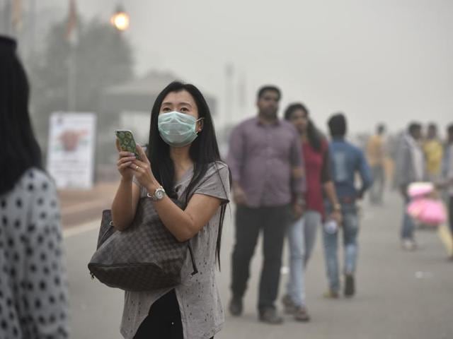 A woman wears a mask to protect herself from the toxic Delhi air.(Saumya Khandelwal/HT PHOTO)