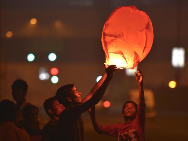 Hot air balloon, popularly known as Fanooshm, is being released by children on Diwali in New Delhi, India, on October 30, 2016. (Ajay Aggarwal/HT PHOTO) Hot air balloon, popularly known as Fanooshm, is being released by children on Diwali in New Delhi, India, on October 30, 2016. (Ajay Aggarwal/HT PHOTO)